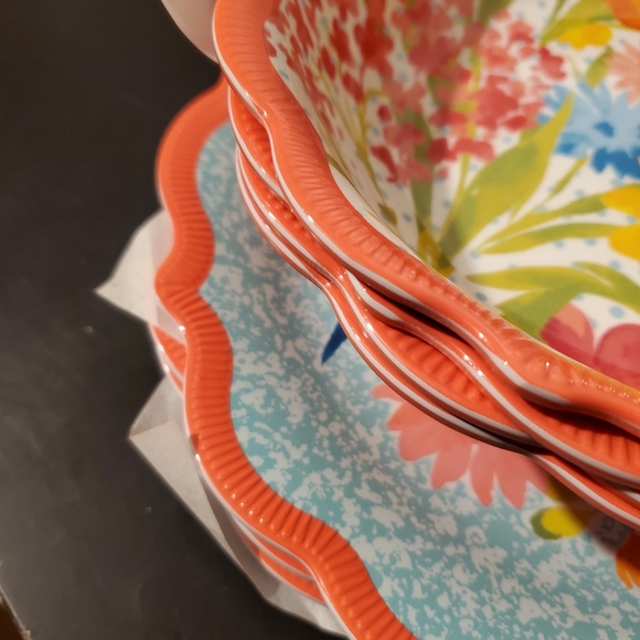 Pioneer woman 8pc melamine set - Picture 3 of 5